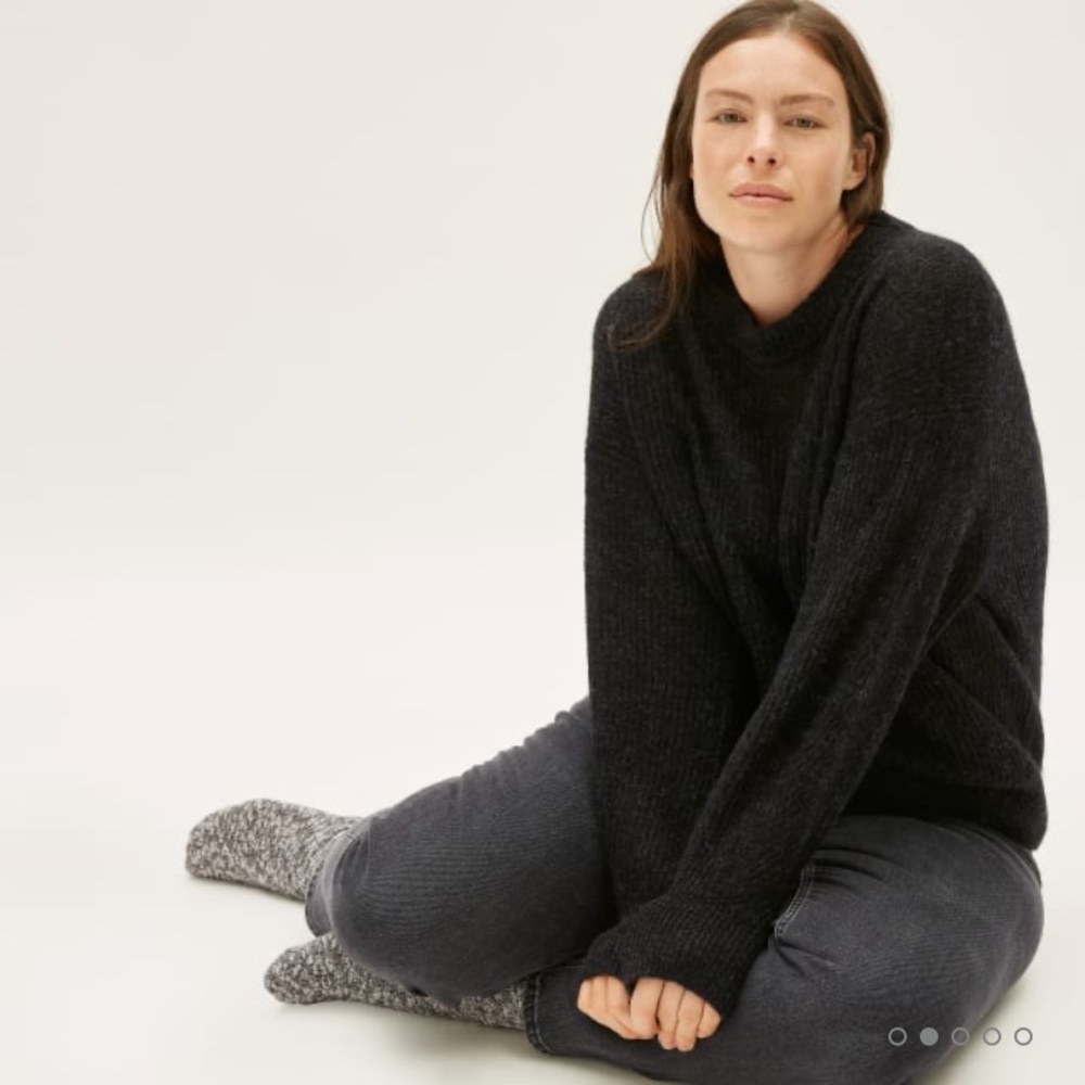 Everlane oversized alpaca crew sweater. Heathered black. Size large.